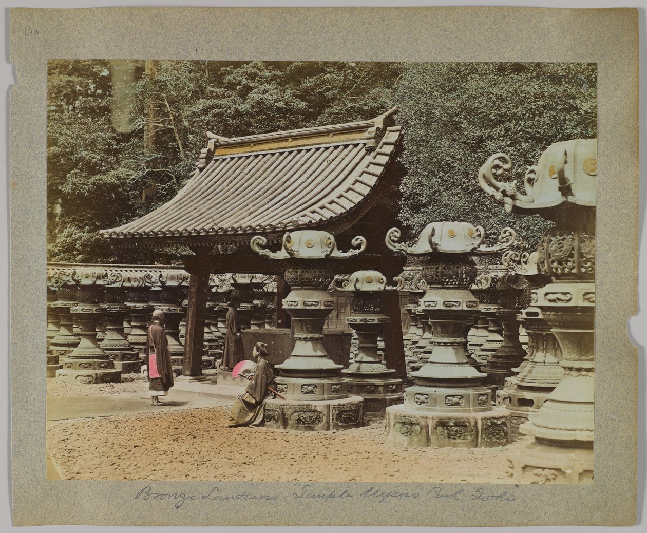 Bronzelanterner uden for templet i Uyeno Park, Tokyo, Japan (håndfarvet s/h foto) af Japanese Photographer