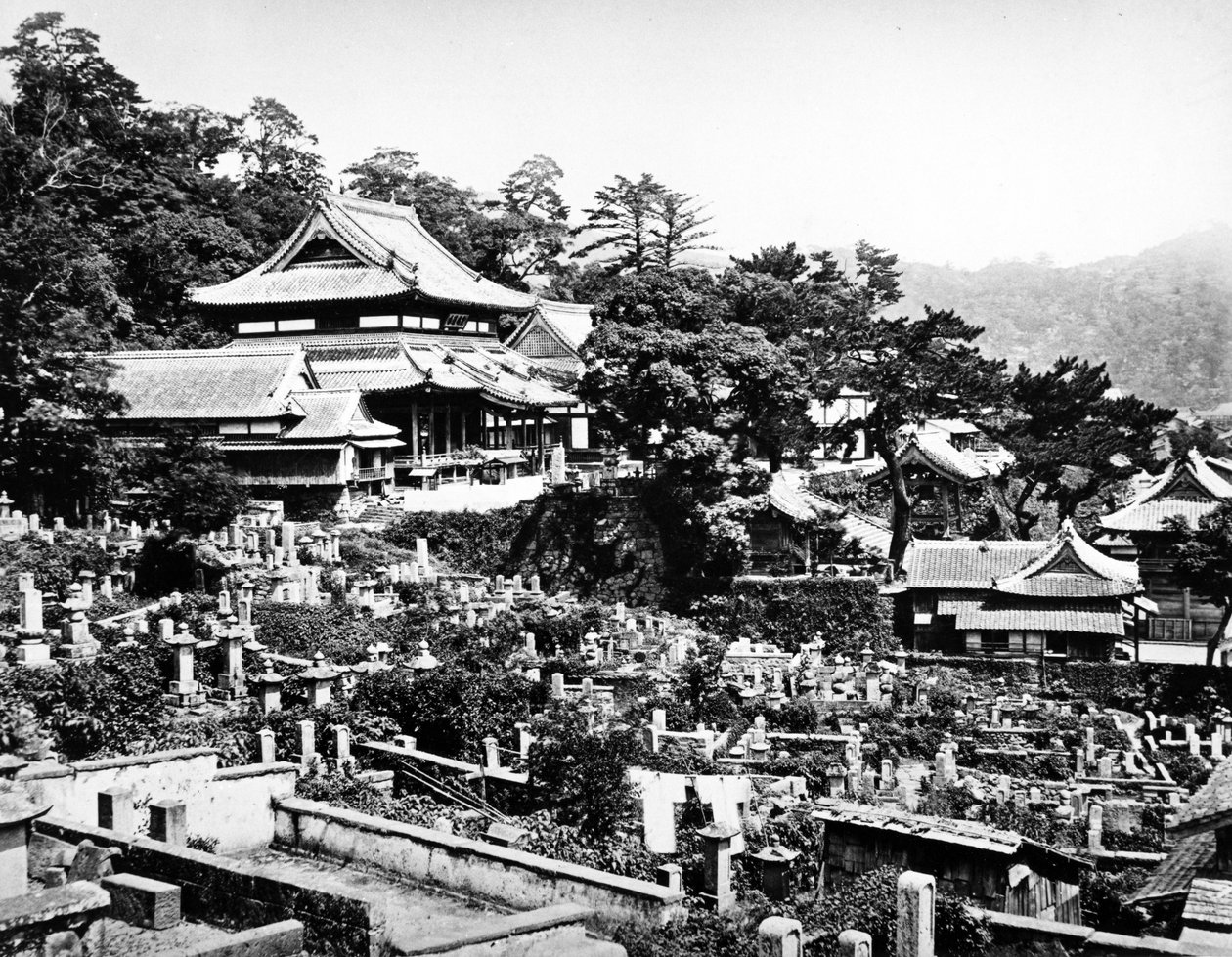 Kirkegård ved Honrenji-templet i Chikugo-machi, Nagasaki, ca. 1860-80 af Japanese Photographer