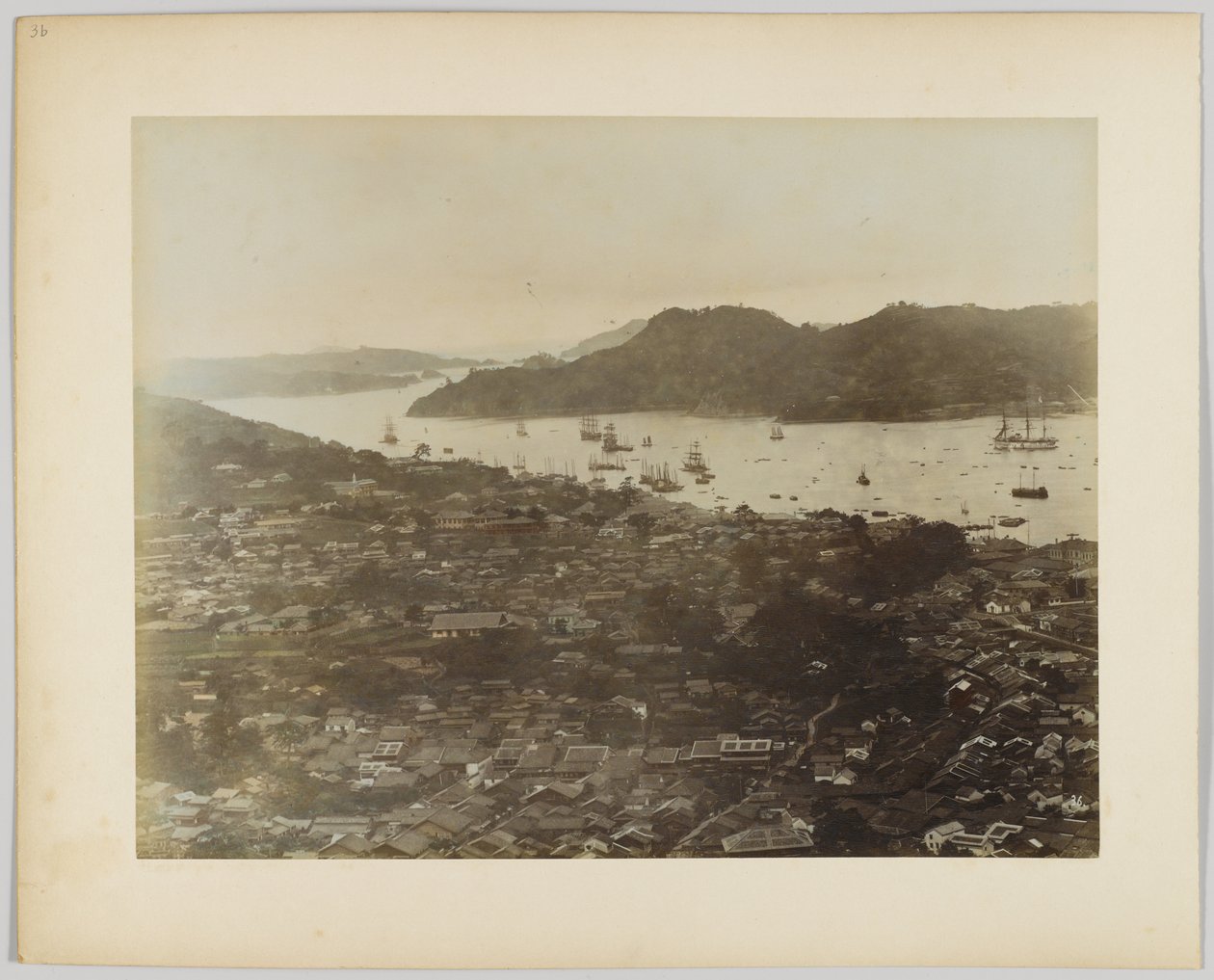 Kystby, Japan (håndfarvet sort/hvid foto) af Japanese Photographer
