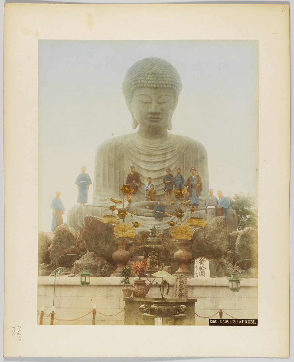 Daibutsu i Kobe, Japan (håndfarvet sort/hvid foto) af Japanese Photographer
