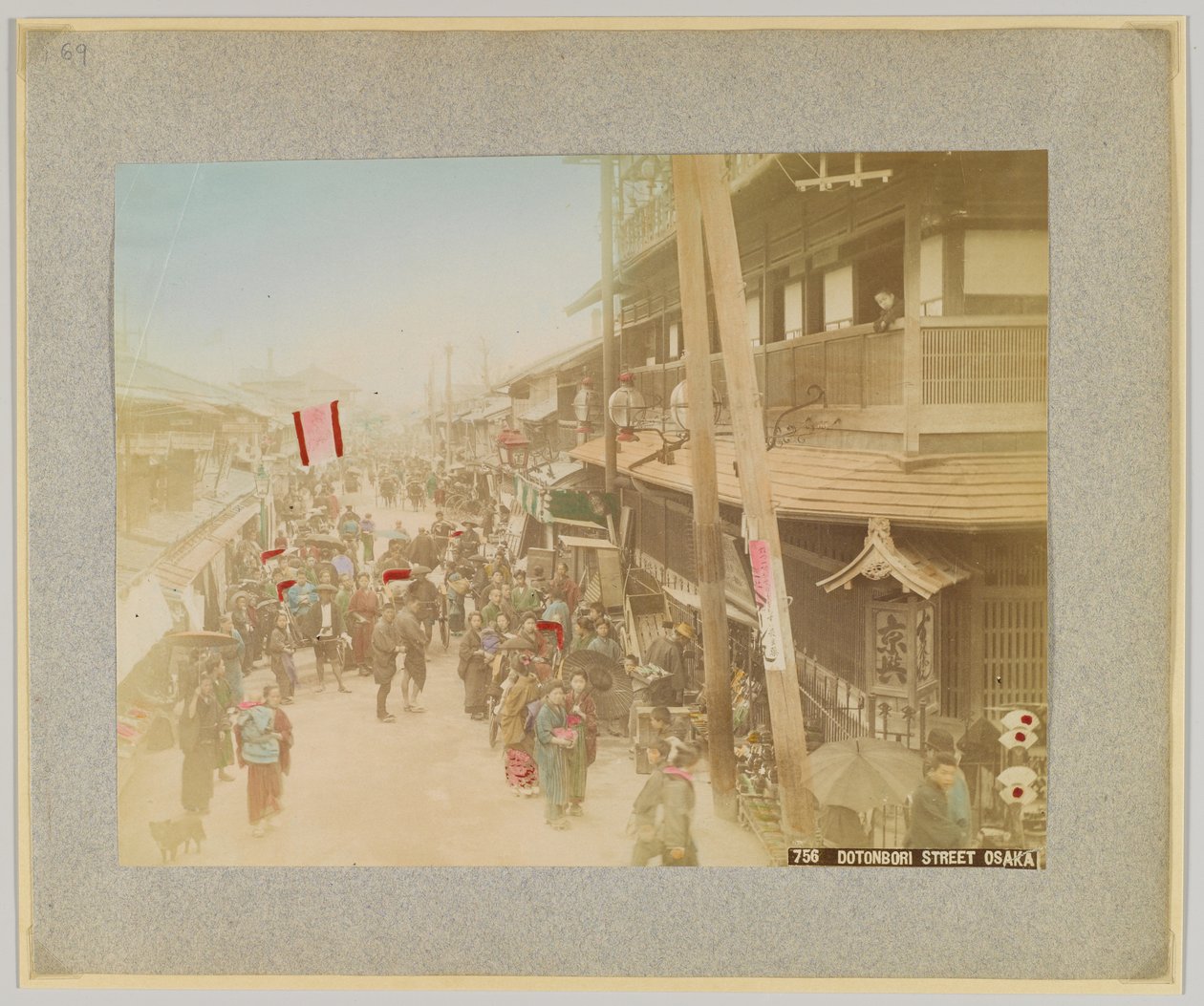Dotonbori Street, Osaka, Japan (håndfarvet sort/hvid foto) af Japanese Photographer