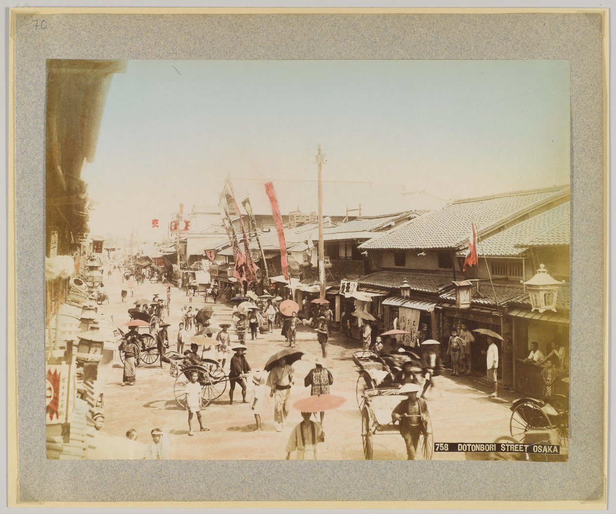 Dotonbori Street, Osaka, Japan (håndfarvet sort/hvid foto) af Japanese Photographer
