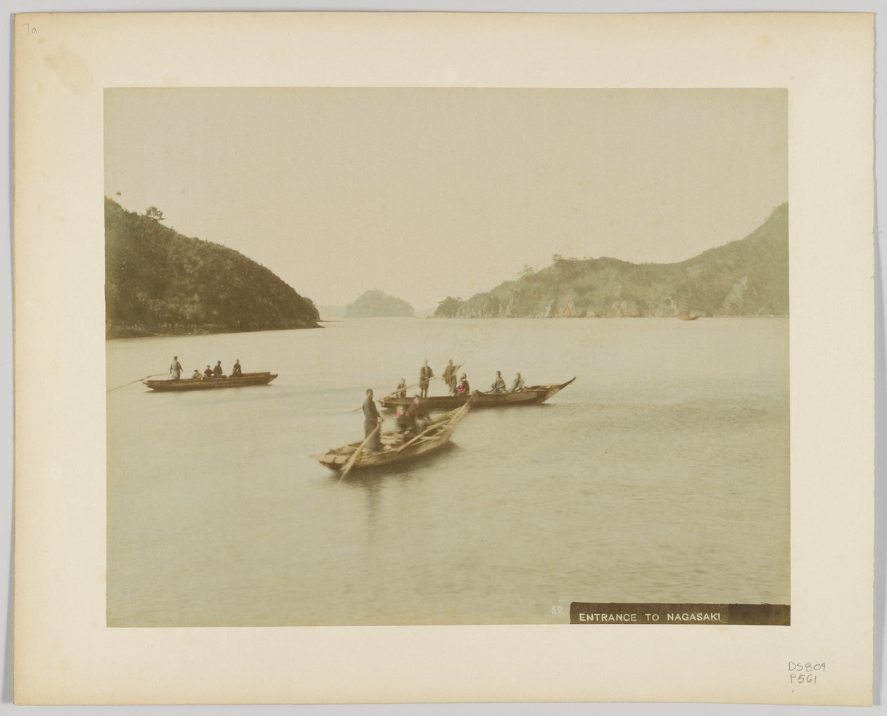 Indgang til Nagasaki, Japan (håndfarvet sort/hvid foto) af Japanese Photographer