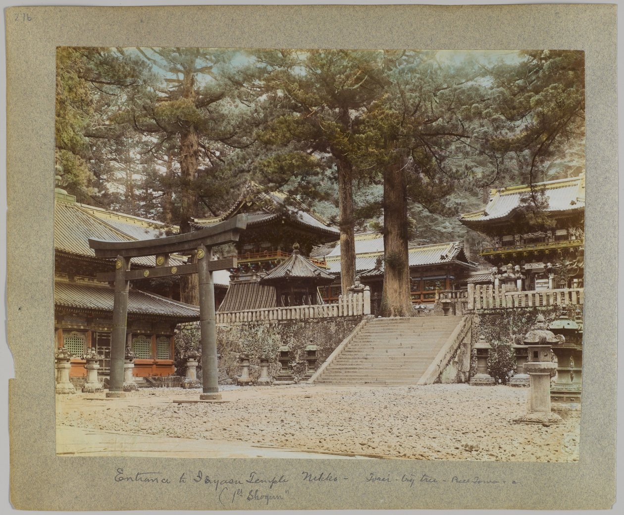 Indgang til Tōshō-gū, Nikko, Japan (håndfarvet sort/hvid foto) af Japanese Photographer