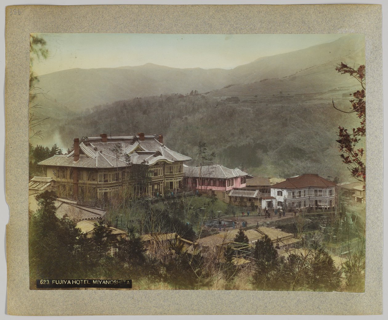 Fujiya Hotel, Miyanoshita, Hakone, Kanagawa Prefecture, Japan (håndfarvet sort/hvid foto) af Japanese Photographer