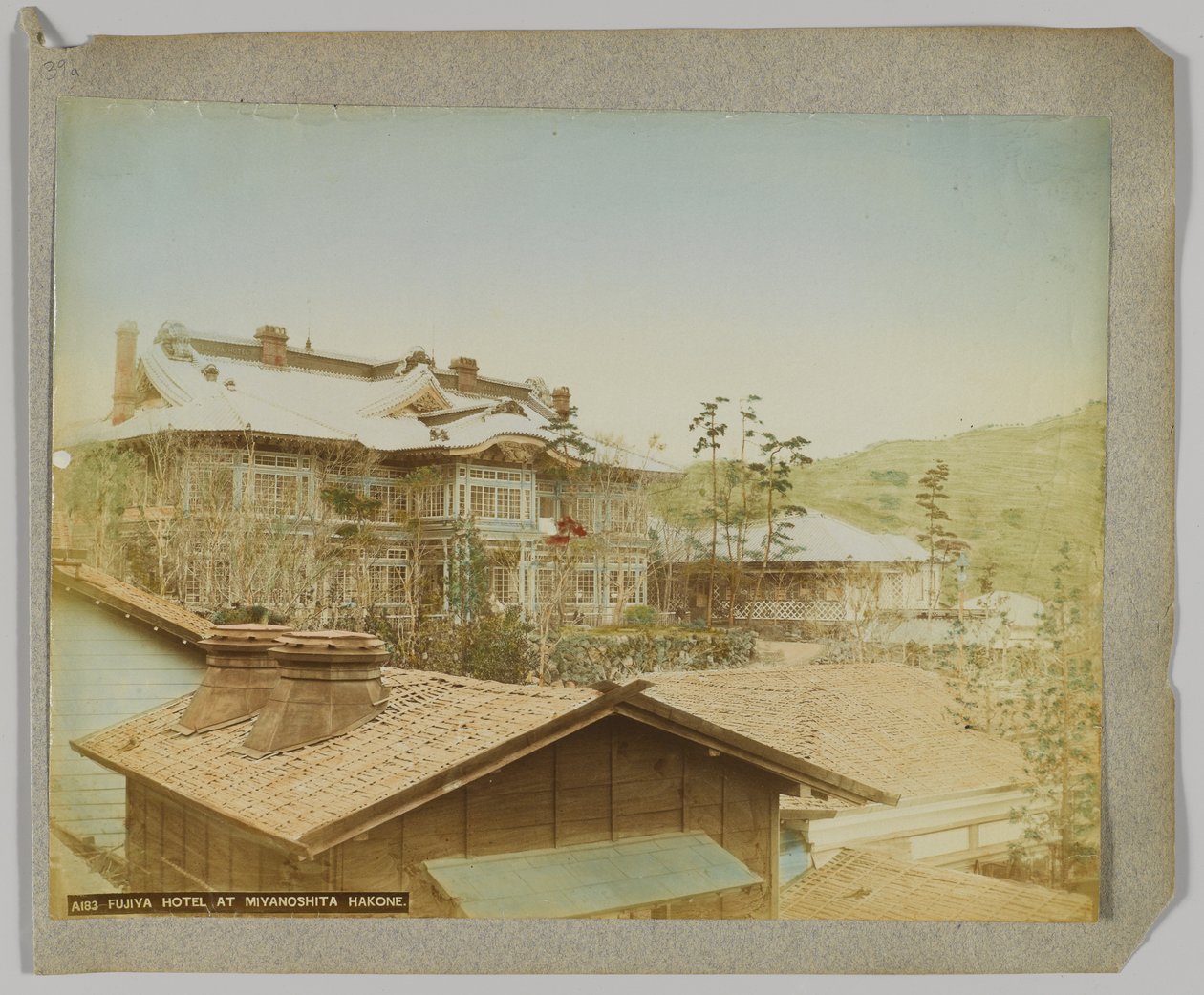 Fujiya Hotel, Miyanoshita, Hakone, Kanagawa Prefecture, Japan (håndfarvet sort/hvid foto) af Japanese Photographer