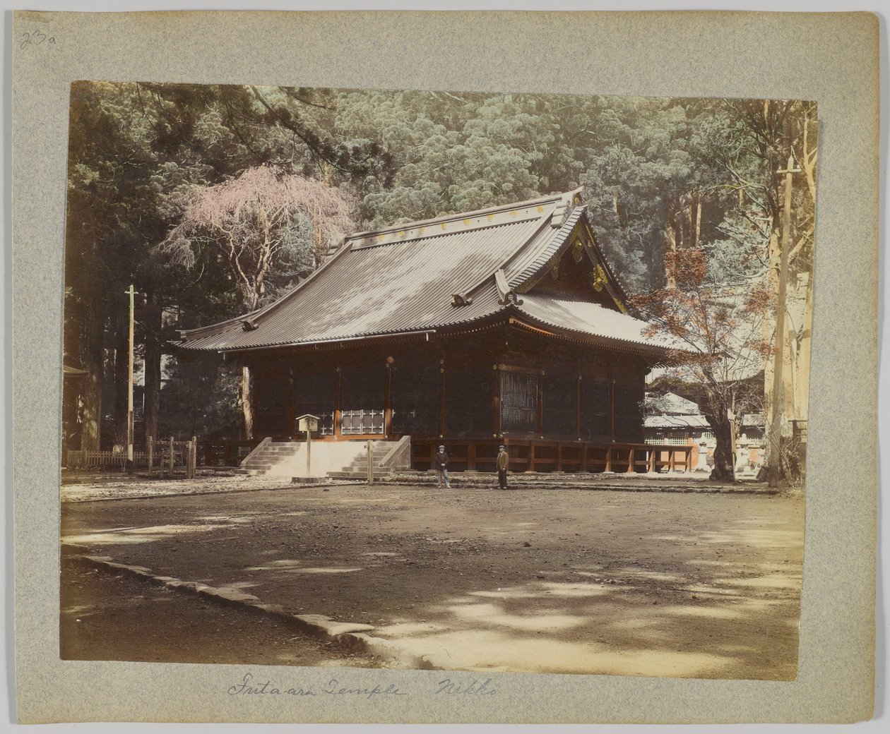 Futa-ara Temple, Nikko, Japan (håndfarvet sort/hvid foto) af Japanese Photographer