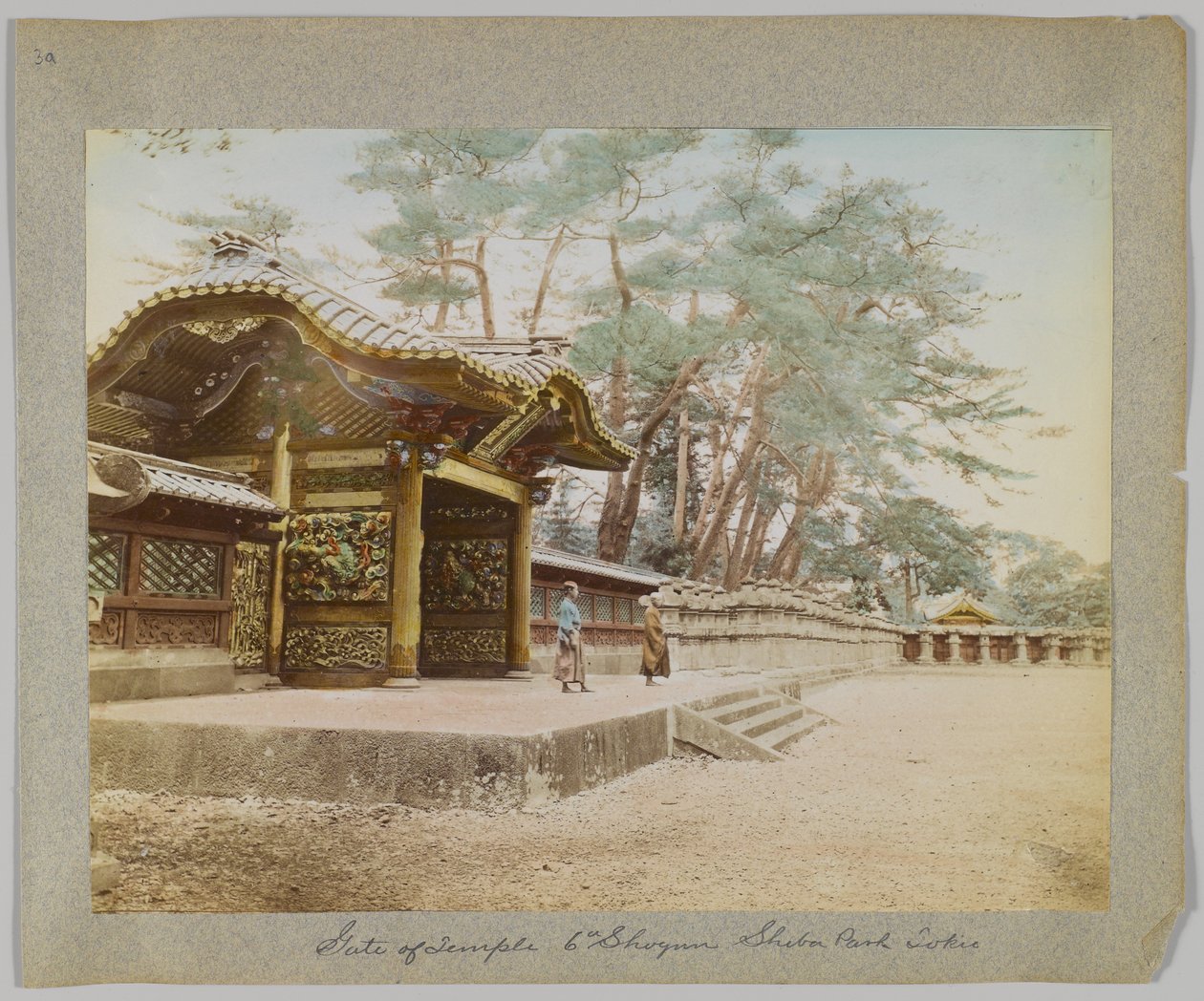 Porten til templet for den 6. Shogun, Shiba Park, Tokyo, Japan (håndfarvet s/h foto) af Japanese Photographer