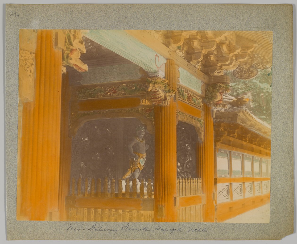 Gateway of Jemitsu Temple, Nikko, Japan (håndfarvet sort/hvid foto) af Japanese Photographer