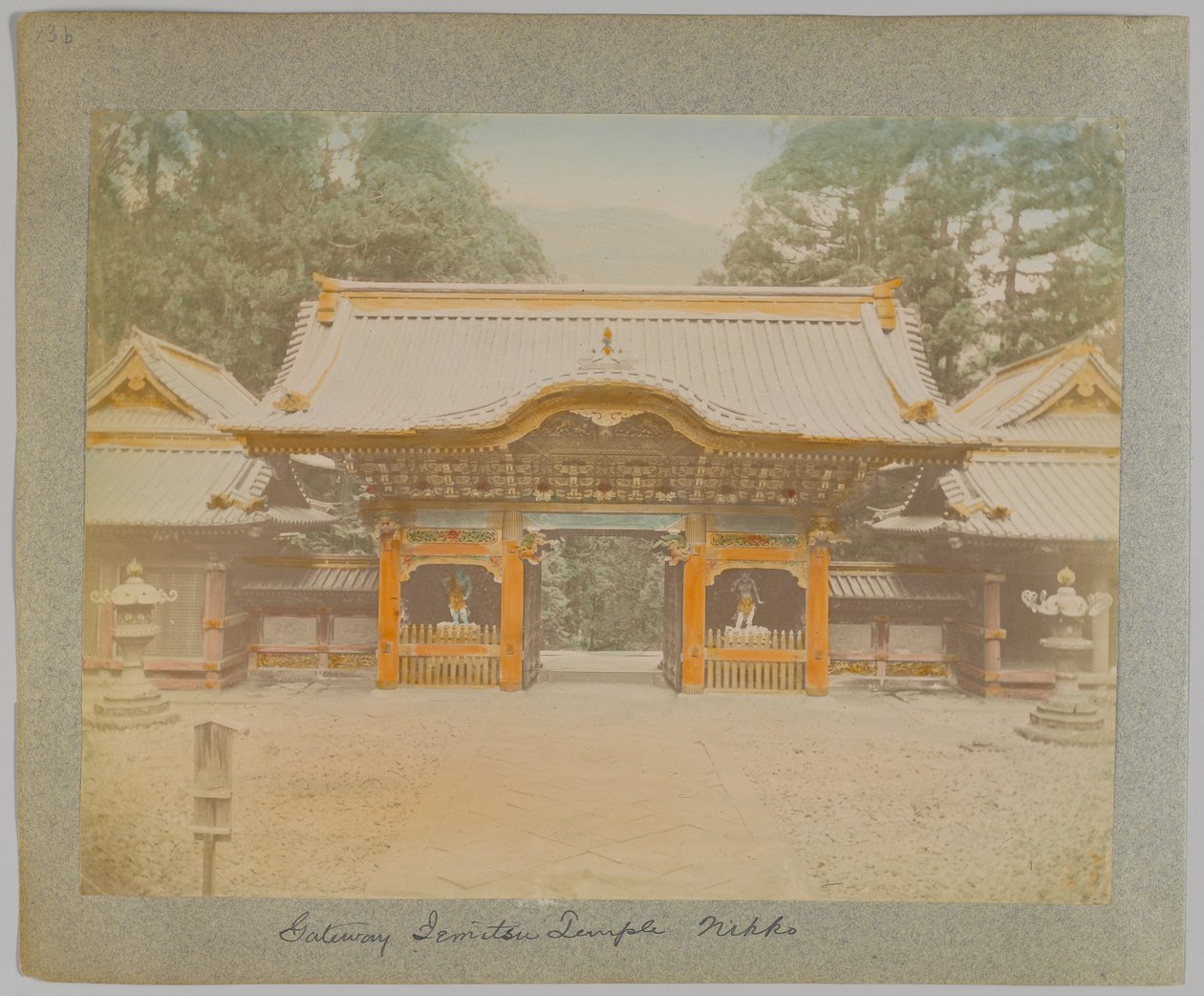 Gateway of Jemitsu Temple, Nikko, Japan (håndfarvet sort/hvid foto) af Japanese Photographer
