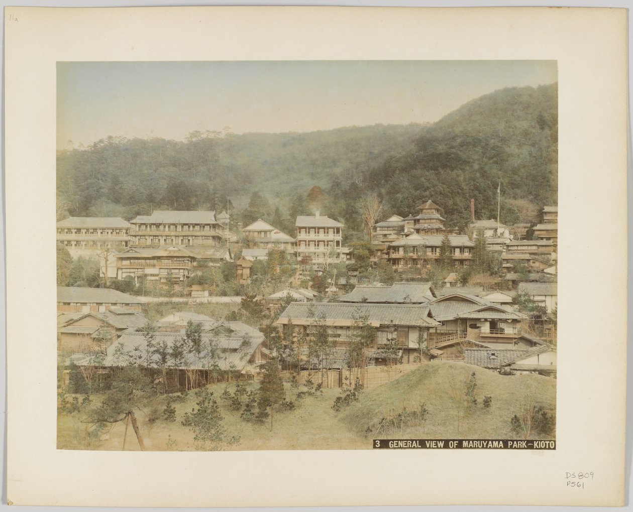 Generel udsigt over Maruyama Park, Kyoto, Japan (håndfarvet sort/hvid foto) af Japanese Photographer