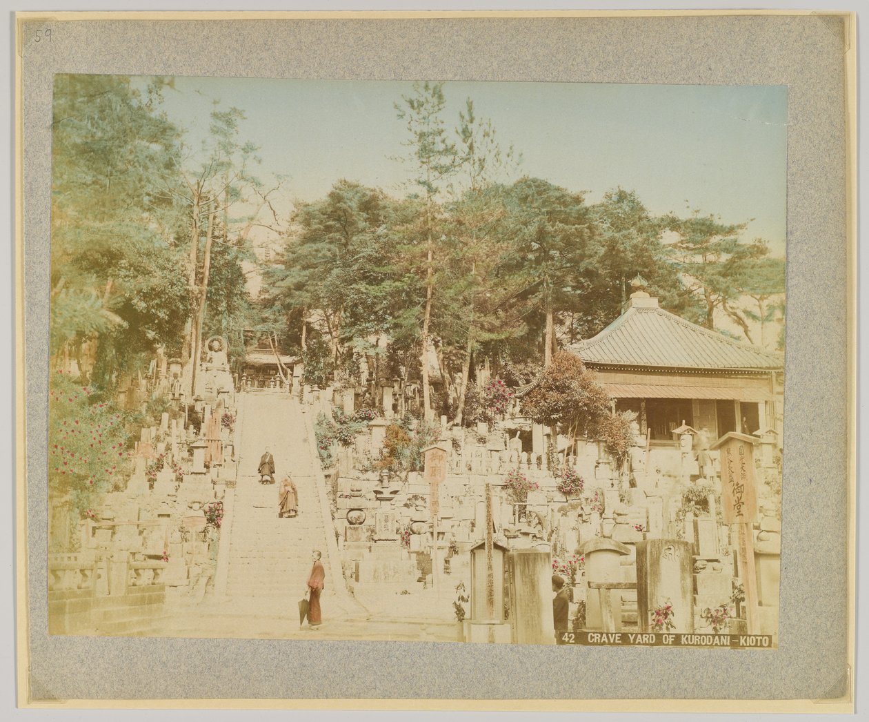 Kirkegård i Kurodani, Kyoto, Japan (håndfarvet sort/hvid foto) af Japanese Photographer