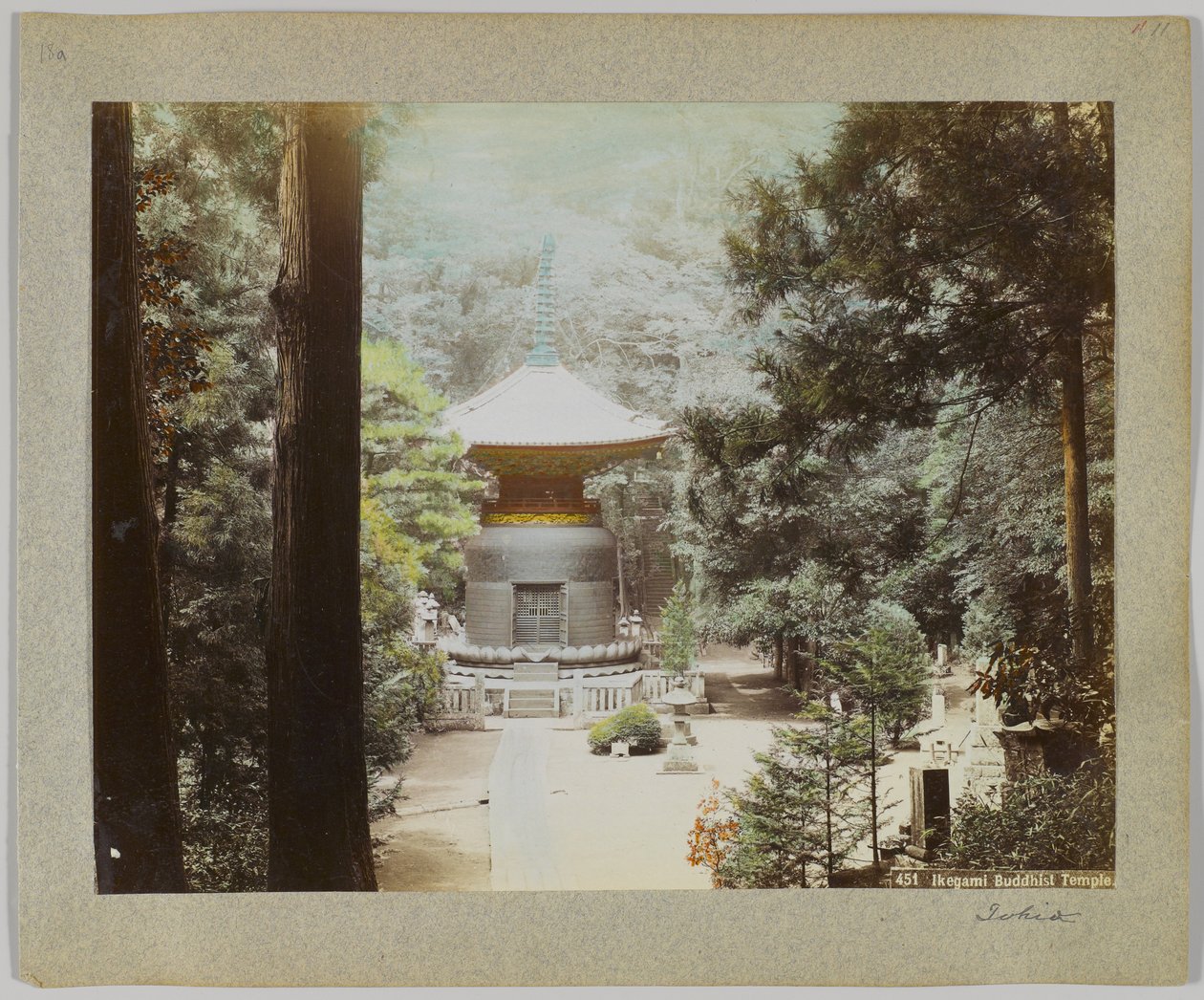 Ikegami Buddhist Temple, Tokyo, Japan (håndfarvet sort/hvid foto) af Japanese Photographer