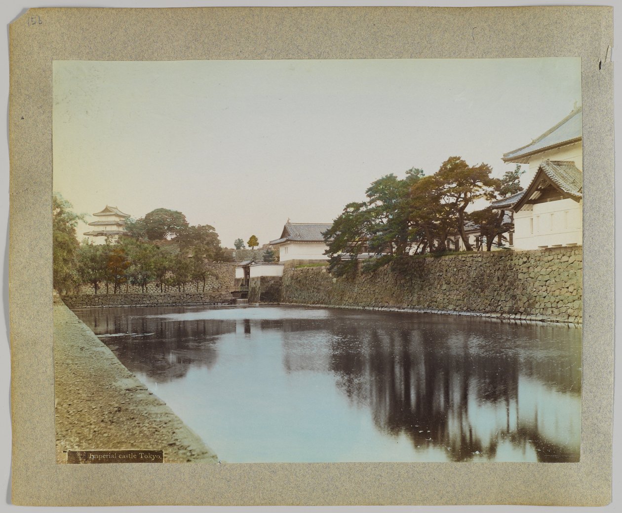 Imperial Castle, Tokyo, Japan (håndfarvet sort/hvid foto) af Japanese Photographer