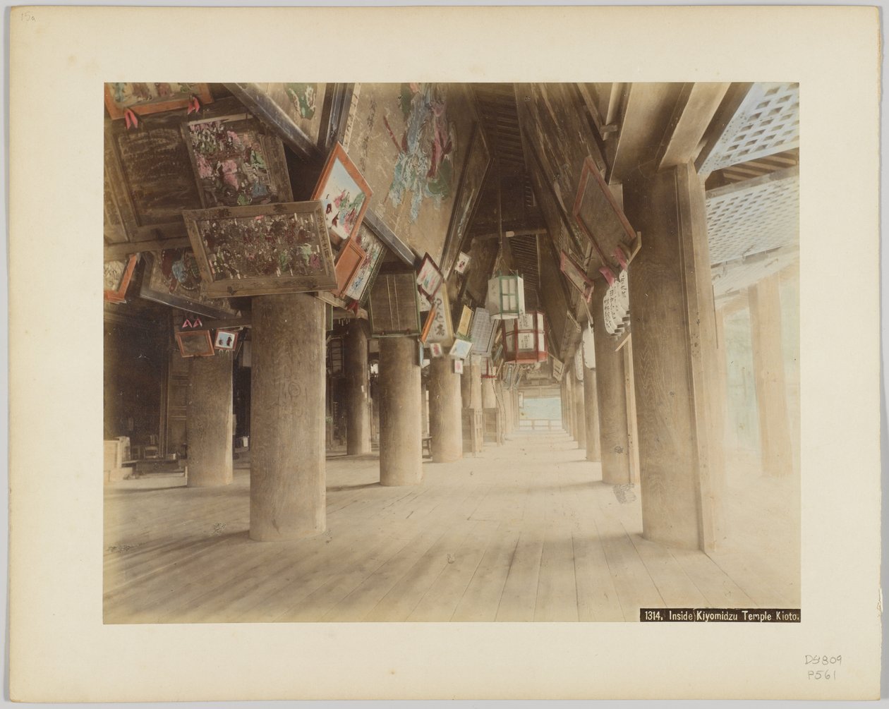 Inde i Kiyomidzu-templet, Kyoto, Japan (håndfarvet s/h-billede) af Japanese Photographer