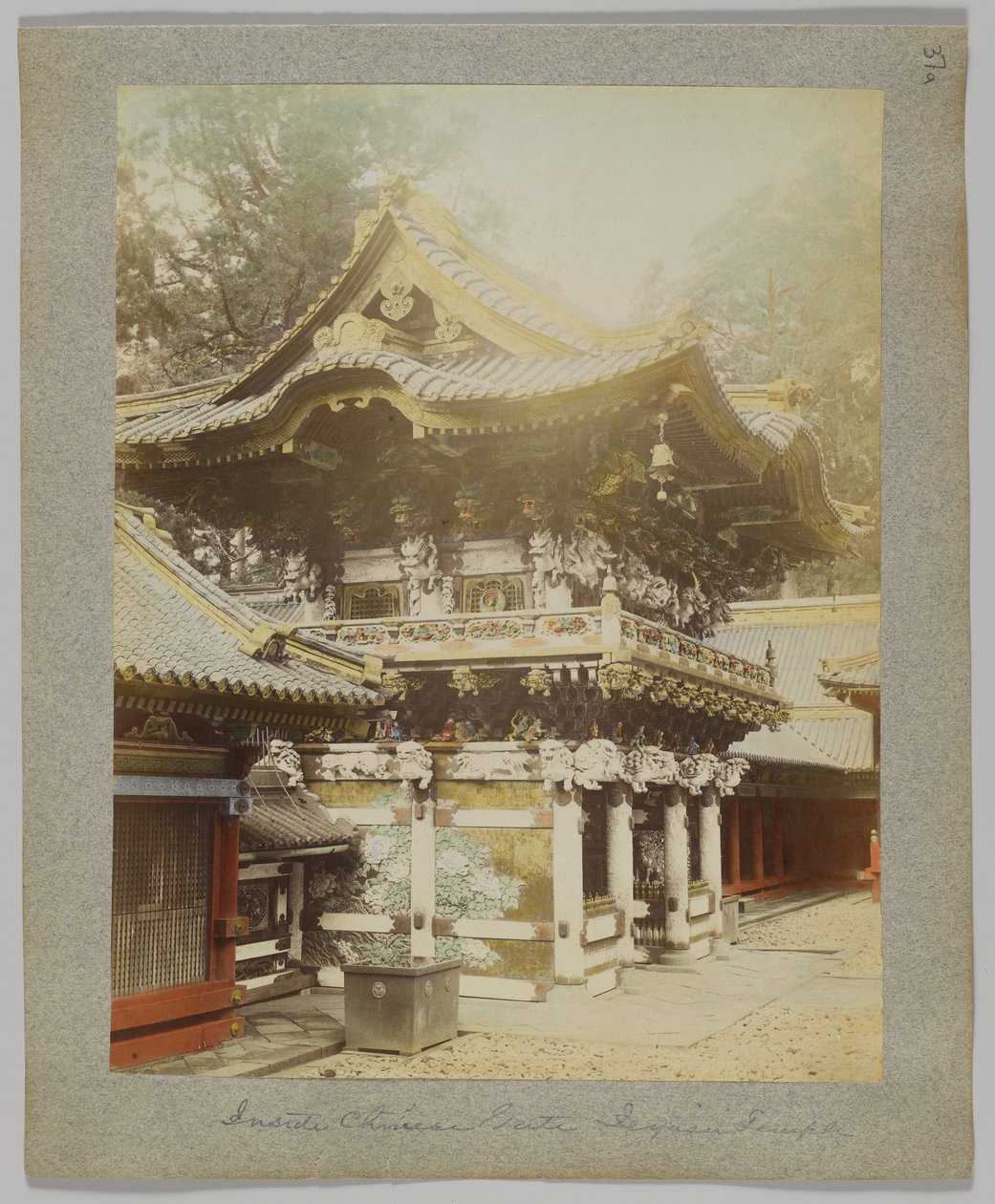 Inde i den kinesiske port, Tōshō-gū, Nikko, Japan (håndfarvet sort/hvid foto) af Japanese Photographer