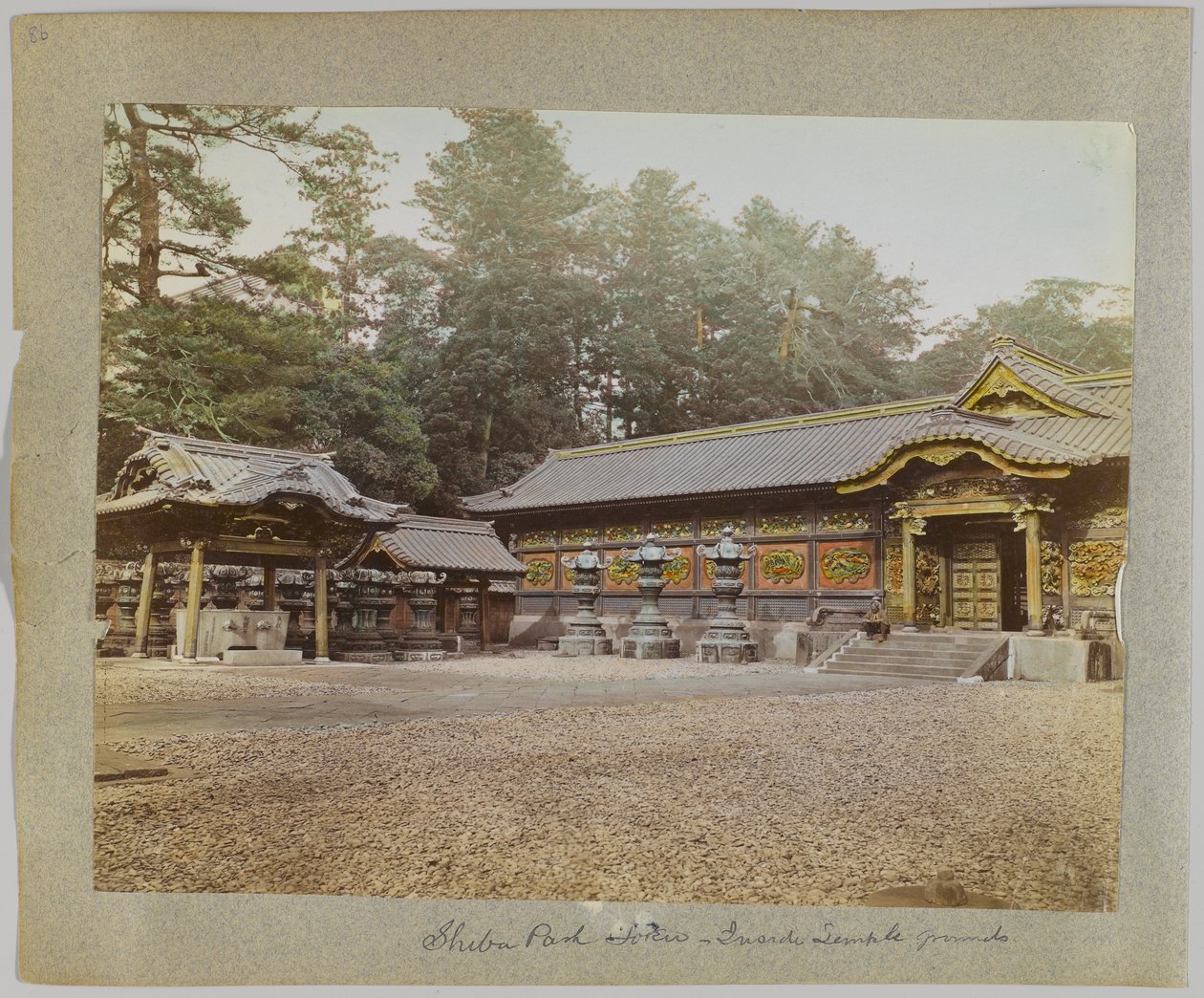 Inde på tempelområdet, Shiba Park, Tokyo, Japan (håndfarvet sort/hvid foto) af Japanese Photographer