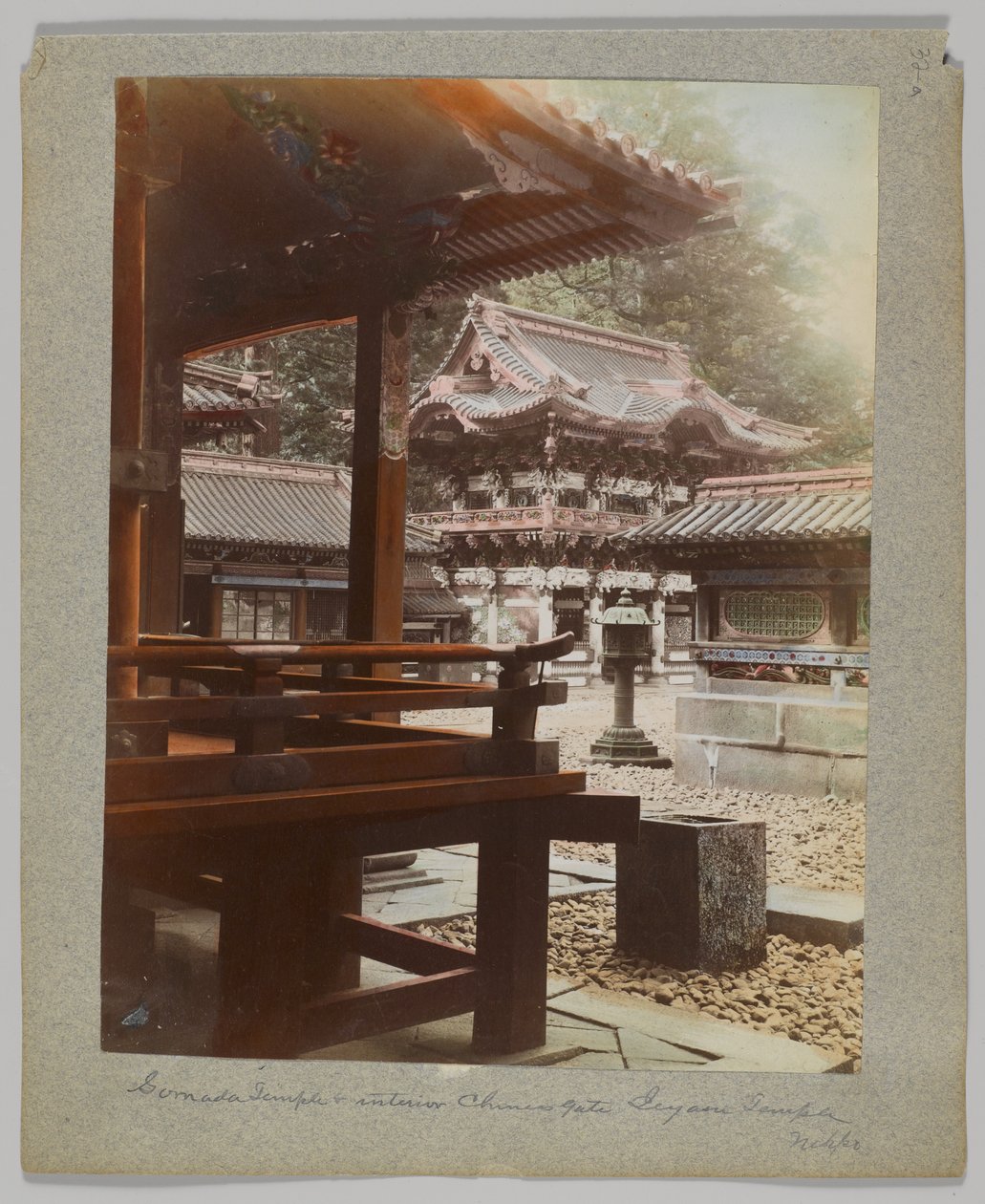 Indvendig port ved Tōshō-gū, Nikko, Japan (håndfarvet sort/hvid foto) af Japanese Photographer