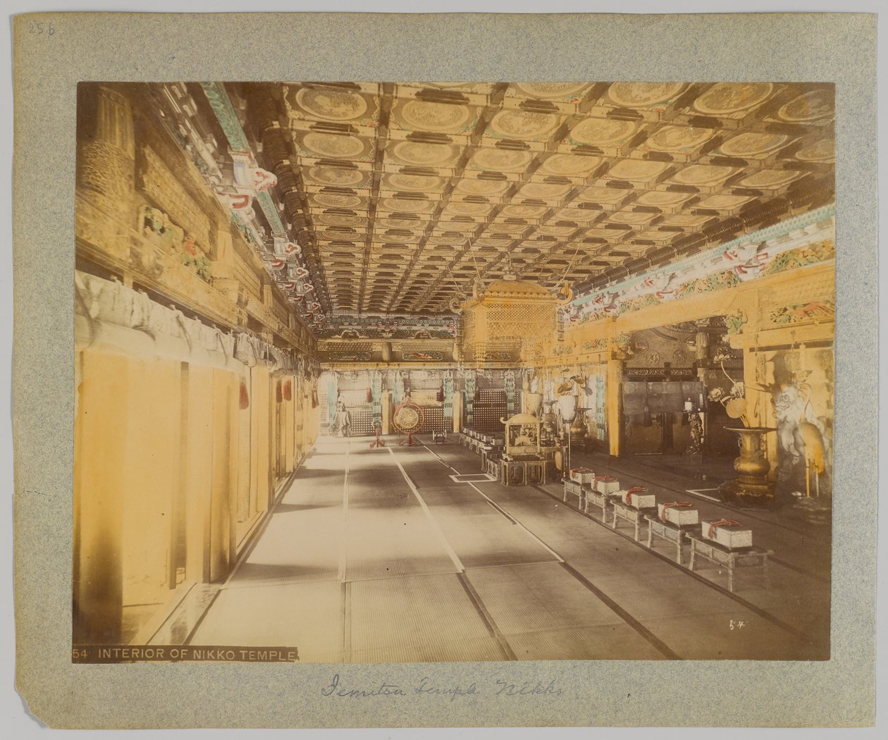 Interiør af Jemitsu Temple, Nikko, Japan (håndfarvet sort/hvid foto) af Japanese Photographer