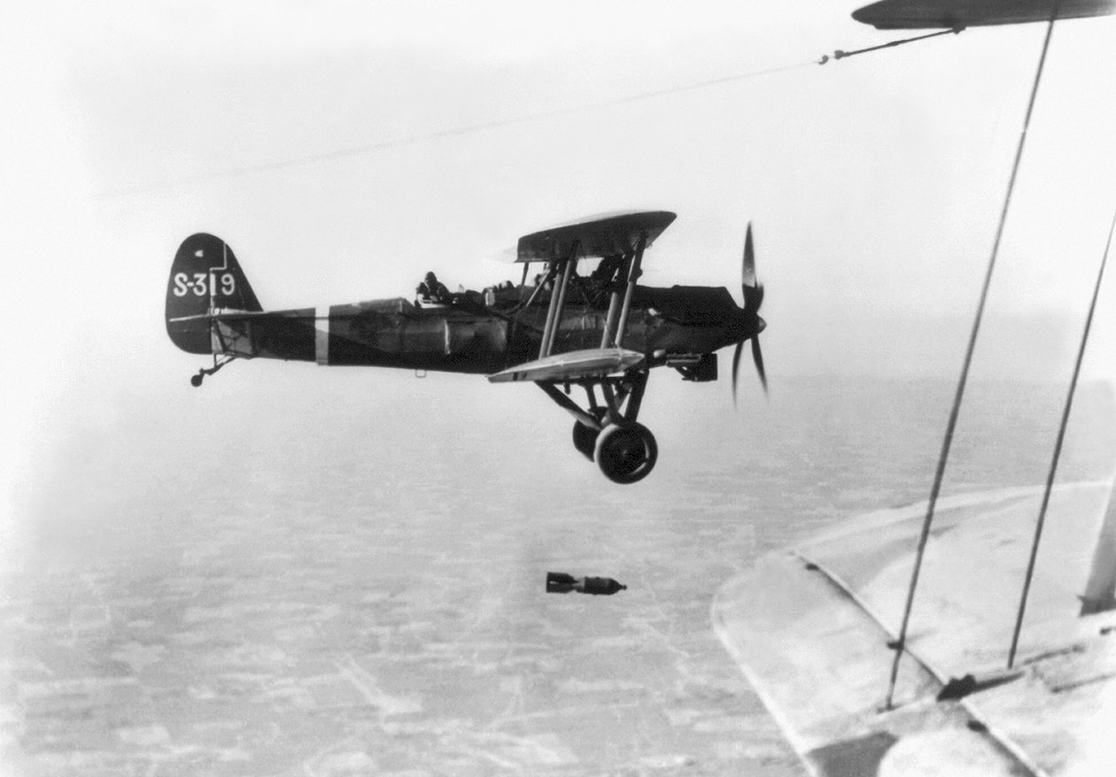 Japanske fly udfører et bombeangreb over mål i Kina, 1937 af Japanese Photographer