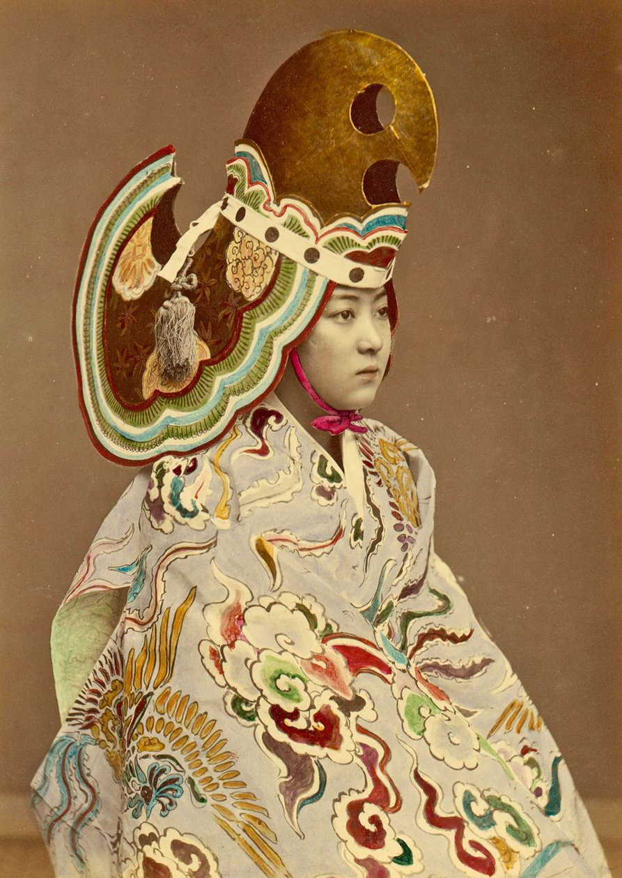 Japansk pige i traditionelt kostume, ca. 1880 (håndfarvet albuminfoto) af Japanese Photographer