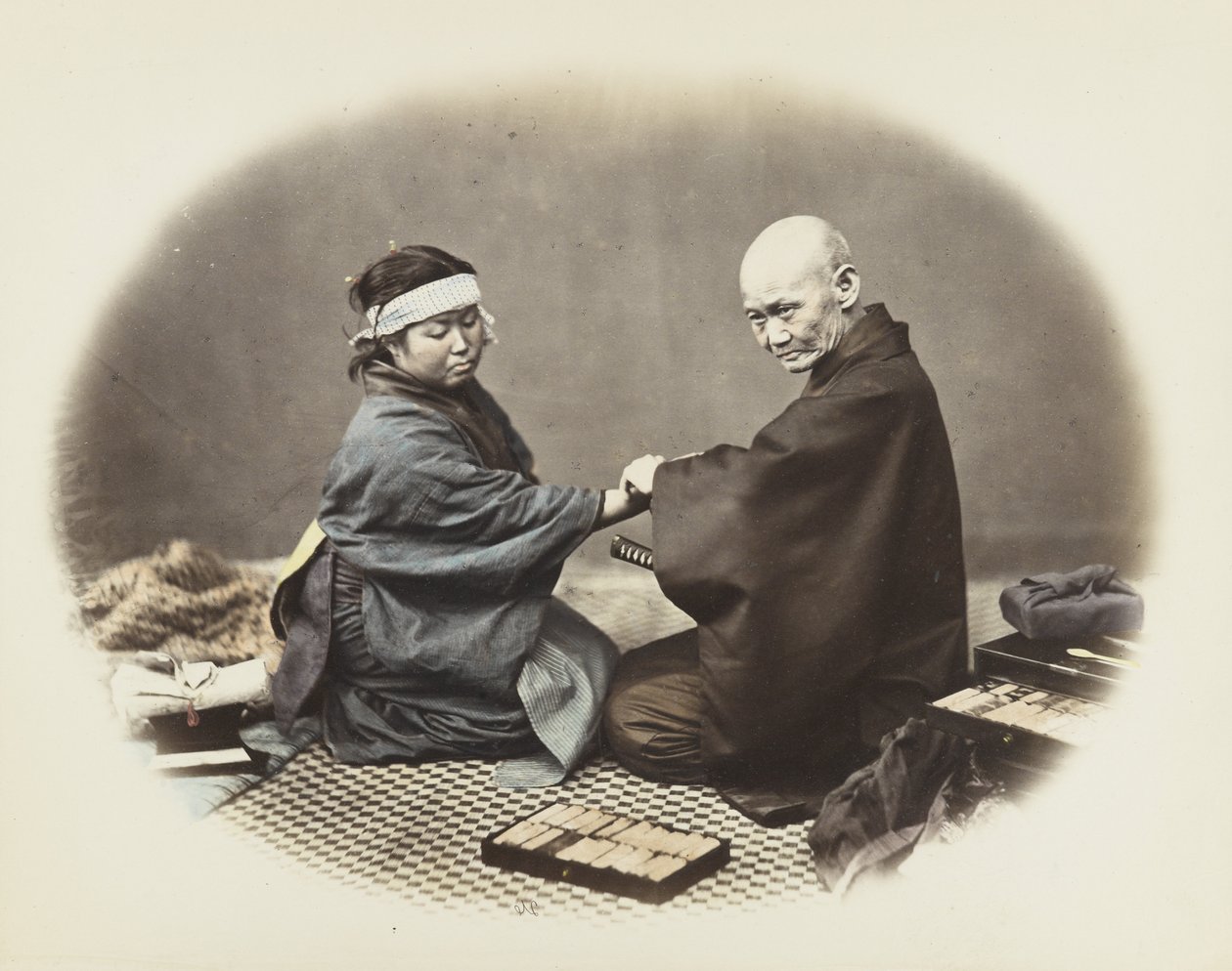 Japansk mand og kvinde i traditionel kjole (håndfarvet s/h foto) af Japanese Photographer