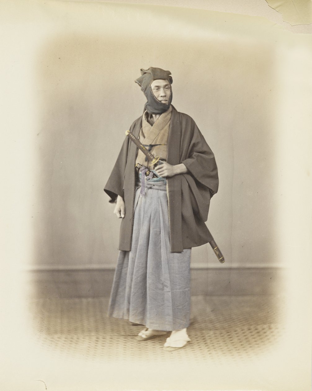 Japansk mand i traditionel kjole (håndfarvet s/h-billede) af Japanese Photographer