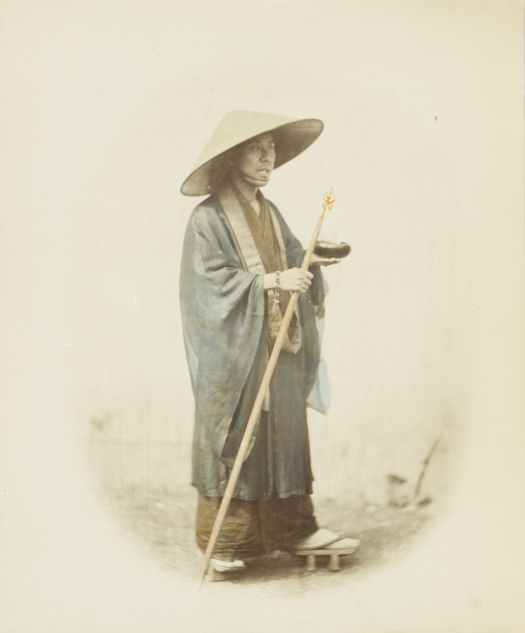 Japansk mand i traditionel kjole (håndfarvet sort/hvid foto) af Japanese Photographer