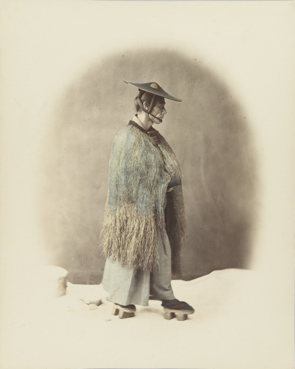 Japansk mand i traditionel kjole (håndfarvet sort/hvid foto) af Japanese Photographer
