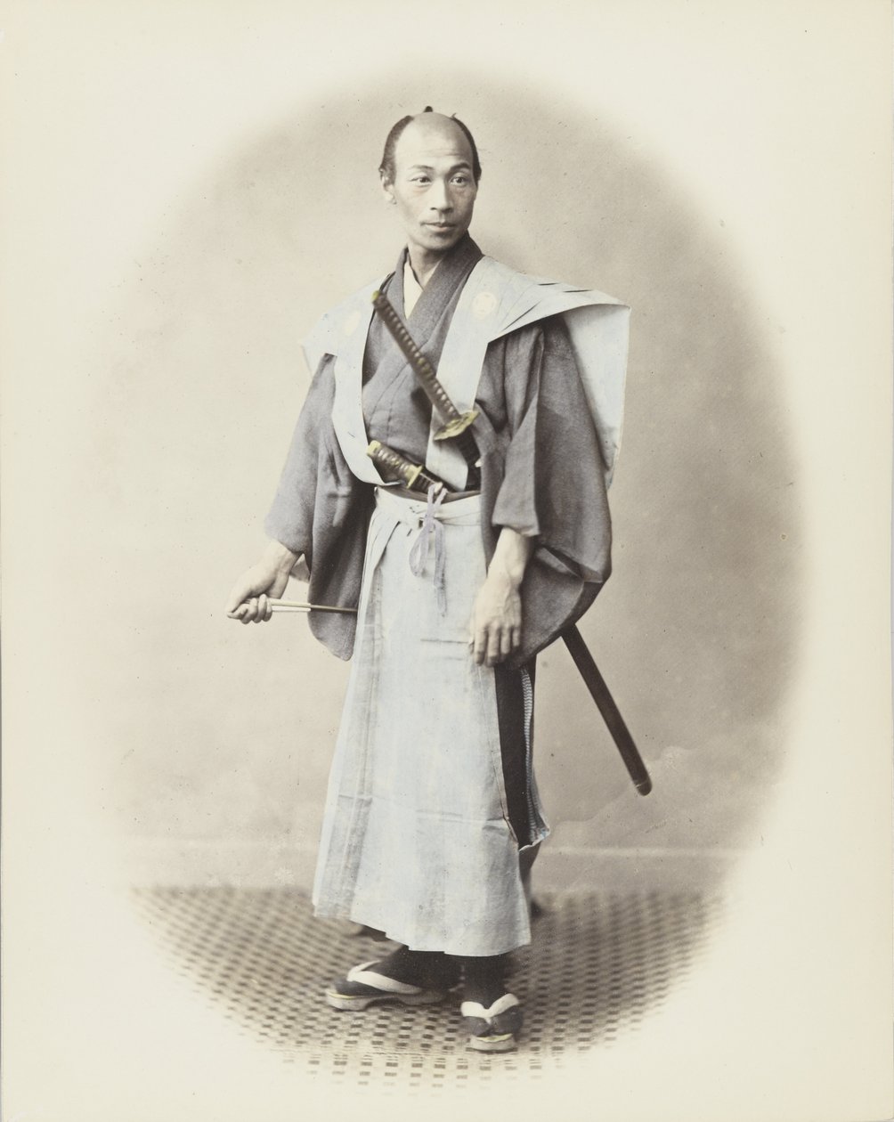 Japansk mand med sværd (håndfarvet sort/hvid foto) af Japanese Photographer