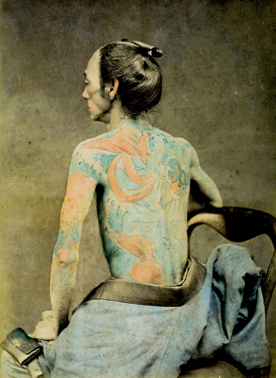 Japansk mand med traditionelle Irezumi-tatoveringer, ca. 1890 (håndfarvet albuminfoto) af Japanese Photographer