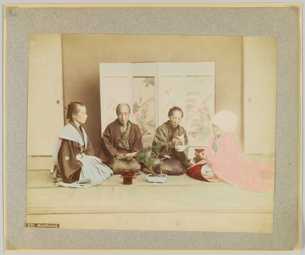 Japansk vielsesceremoni (håndfarvet s/h foto) af Japanese Photographer