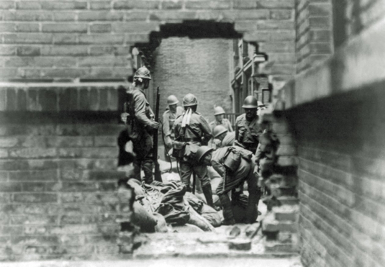 Japanske soldater er involveret i gadekampe i Shanghai, Kina, 1937 af Japanese Photographer