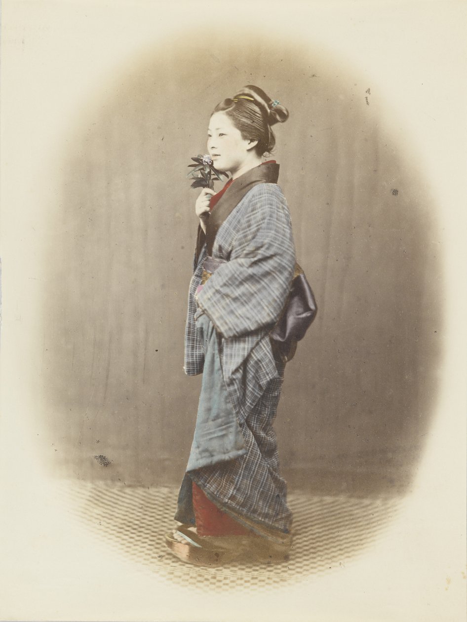 Japansk kvinde i traditionel kjole (håndfarvet s/h foto) af Japanese Photographer