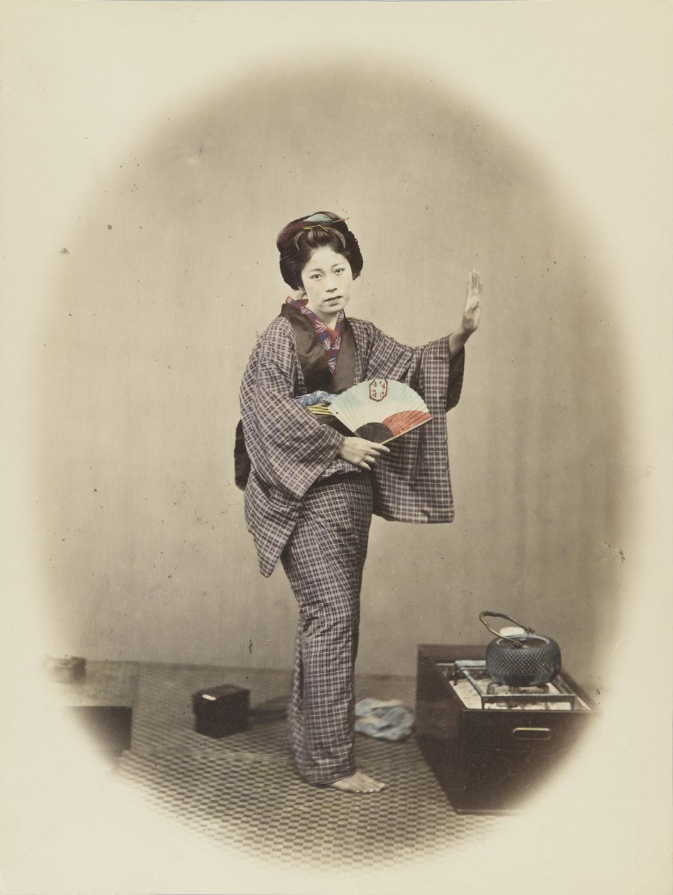 Japansk kvinde i traditionel kjole (håndfarvet s/h foto) af Japanese Photographer