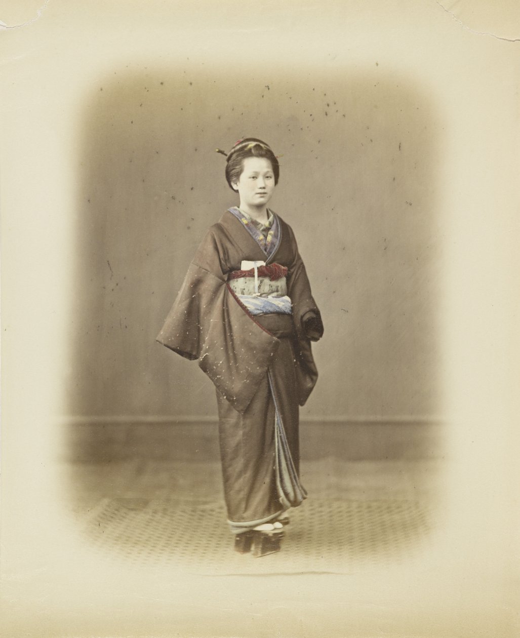 Japansk kvinde i traditionel kjole (håndfarvet s/h foto) af Japanese Photographer