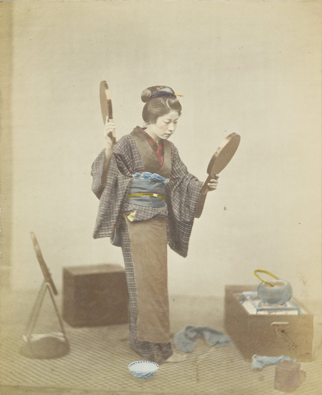 Japansk kvinde med spejle (håndfarvet sort/hvid foto) af Japanese Photographer