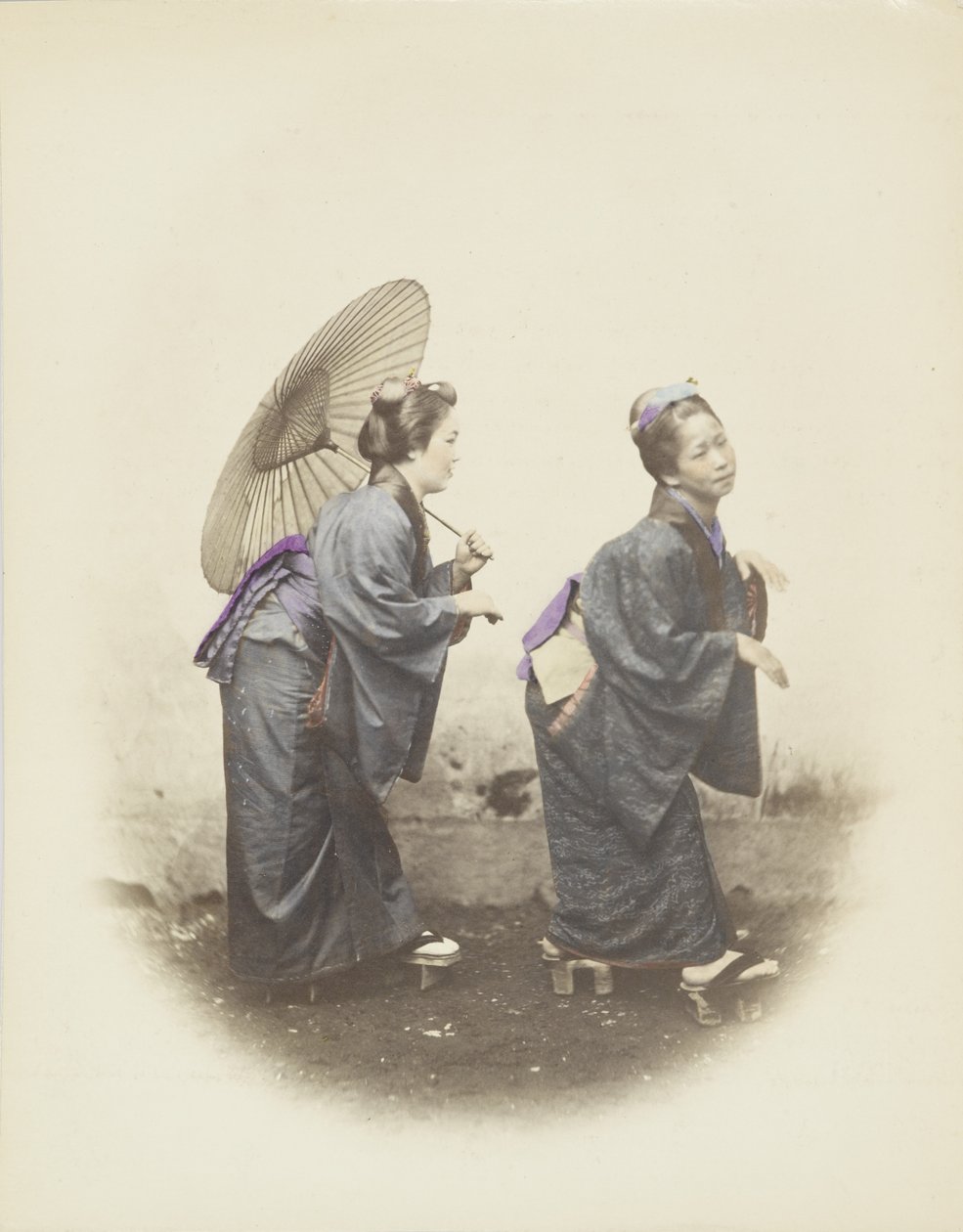 Japanske kvinder i traditionel kjole (håndfarvet s/h-billede) af Japanese Photographer