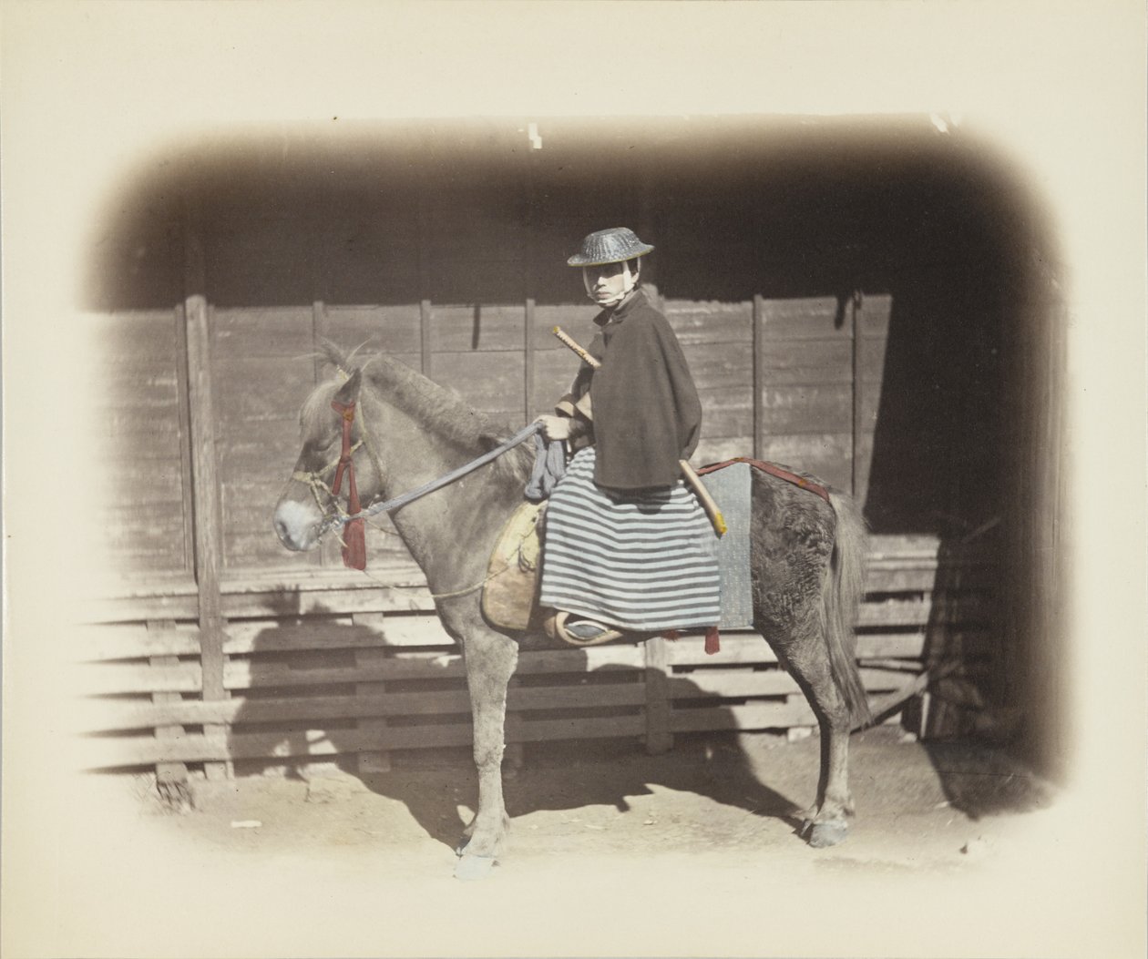 Mand på en hest (håndfarvet sort/hvid foto) af Japanese Photographer
