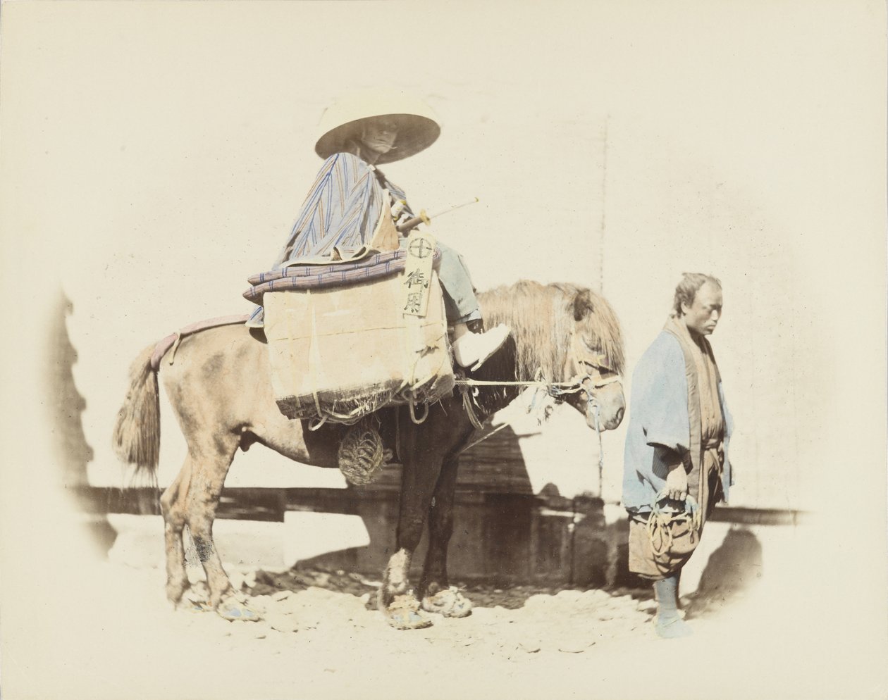 Mand på en hest (håndfarvet sort/hvid foto) af Japanese Photographer