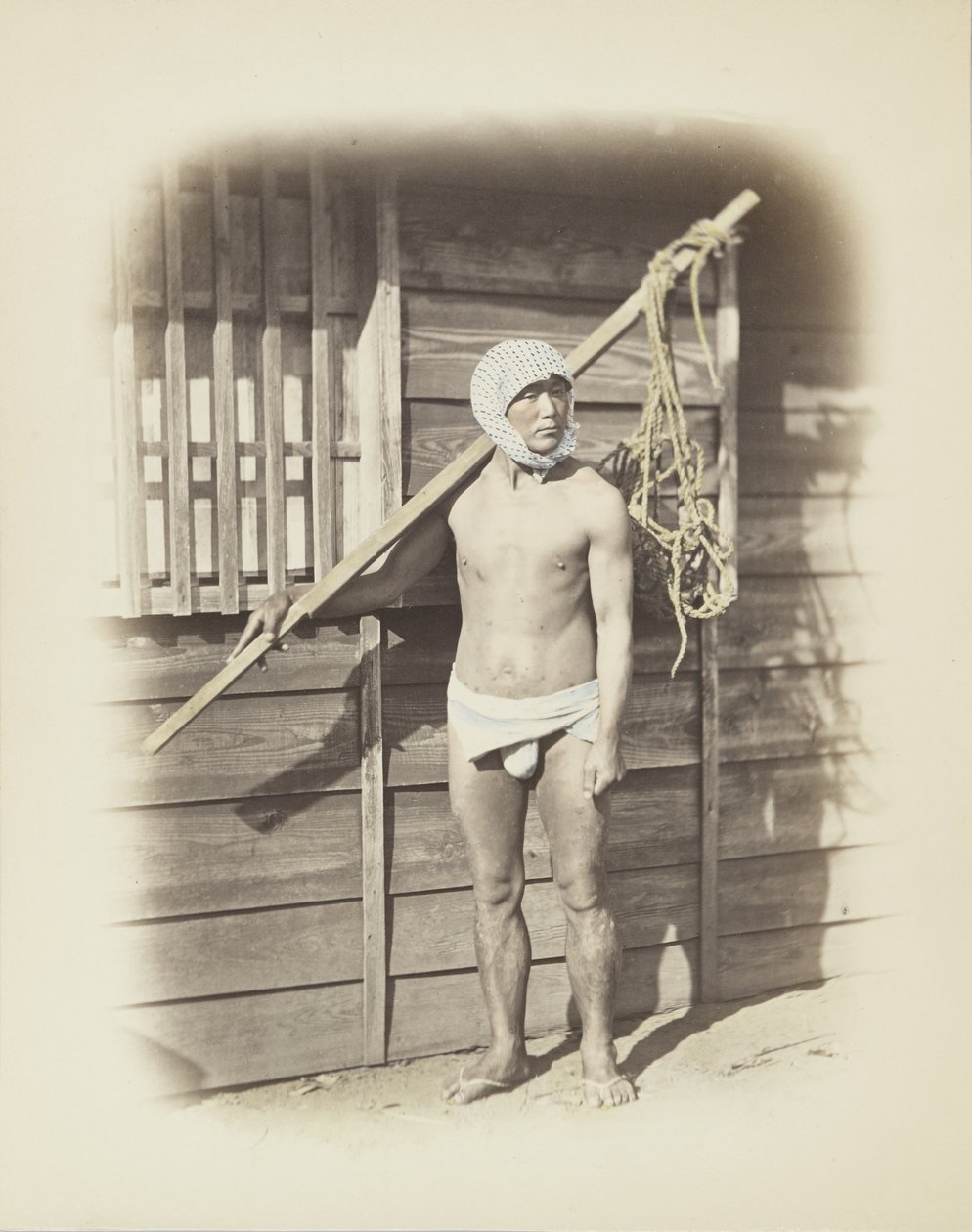 Mand med fiskekurv (håndfarvet s/h foto) af Japanese Photographer