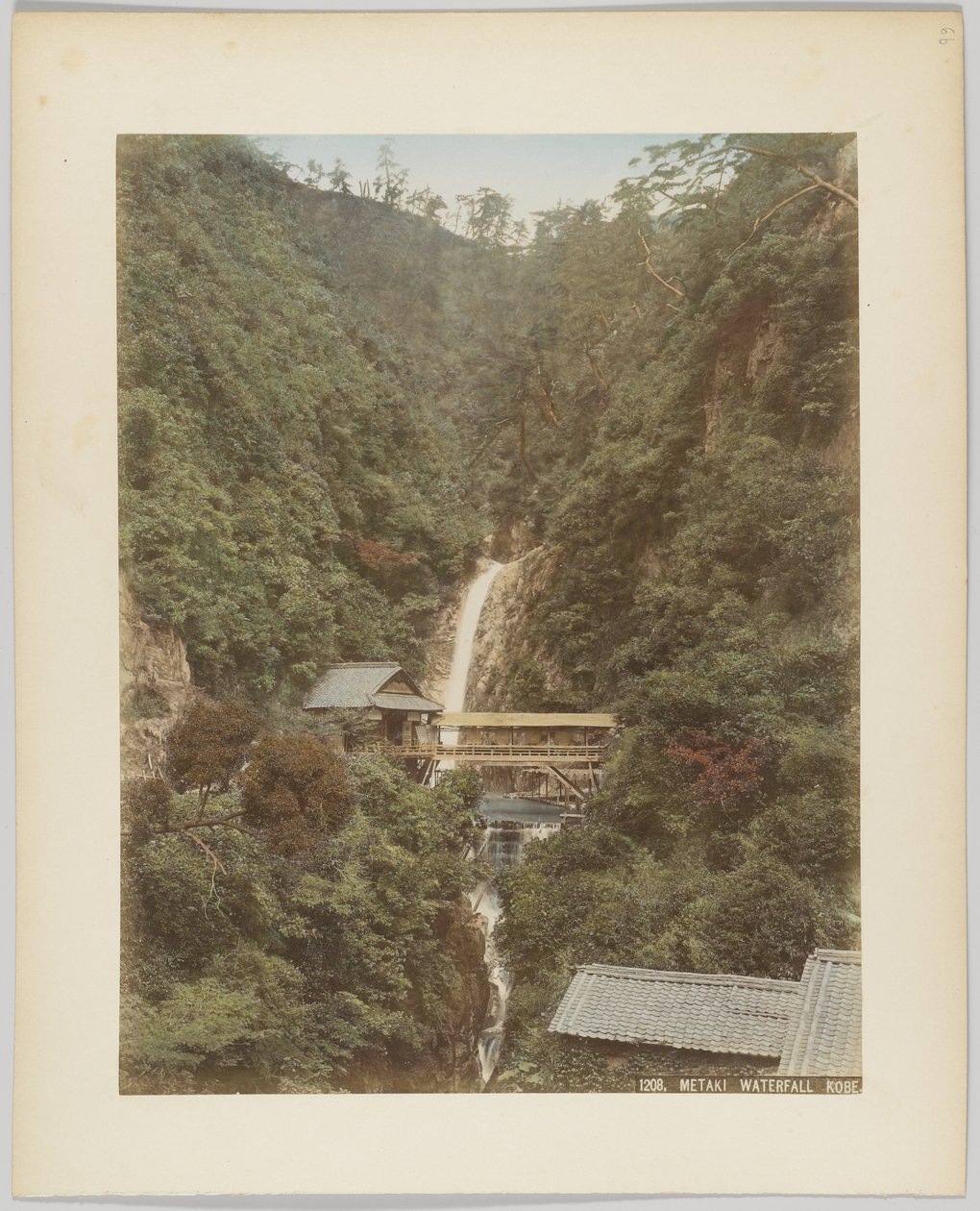 Meraki Waterfall, Kobe, Japan (håndfarvet sort/hvid foto) af Japanese Photographer