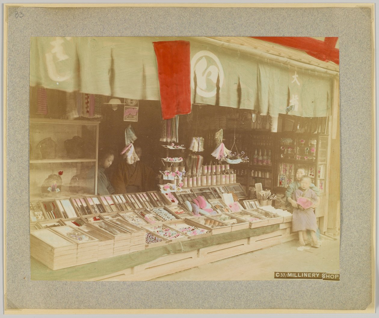Millinery shop, Japan (håndfarvet sort/hvid foto) af Japanese Photographer