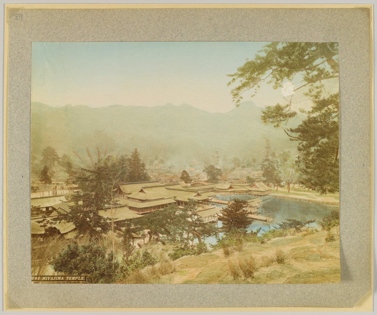 Miyajima Temple, Japan (håndfarvet sort/hvid foto) af Japanese Photographer