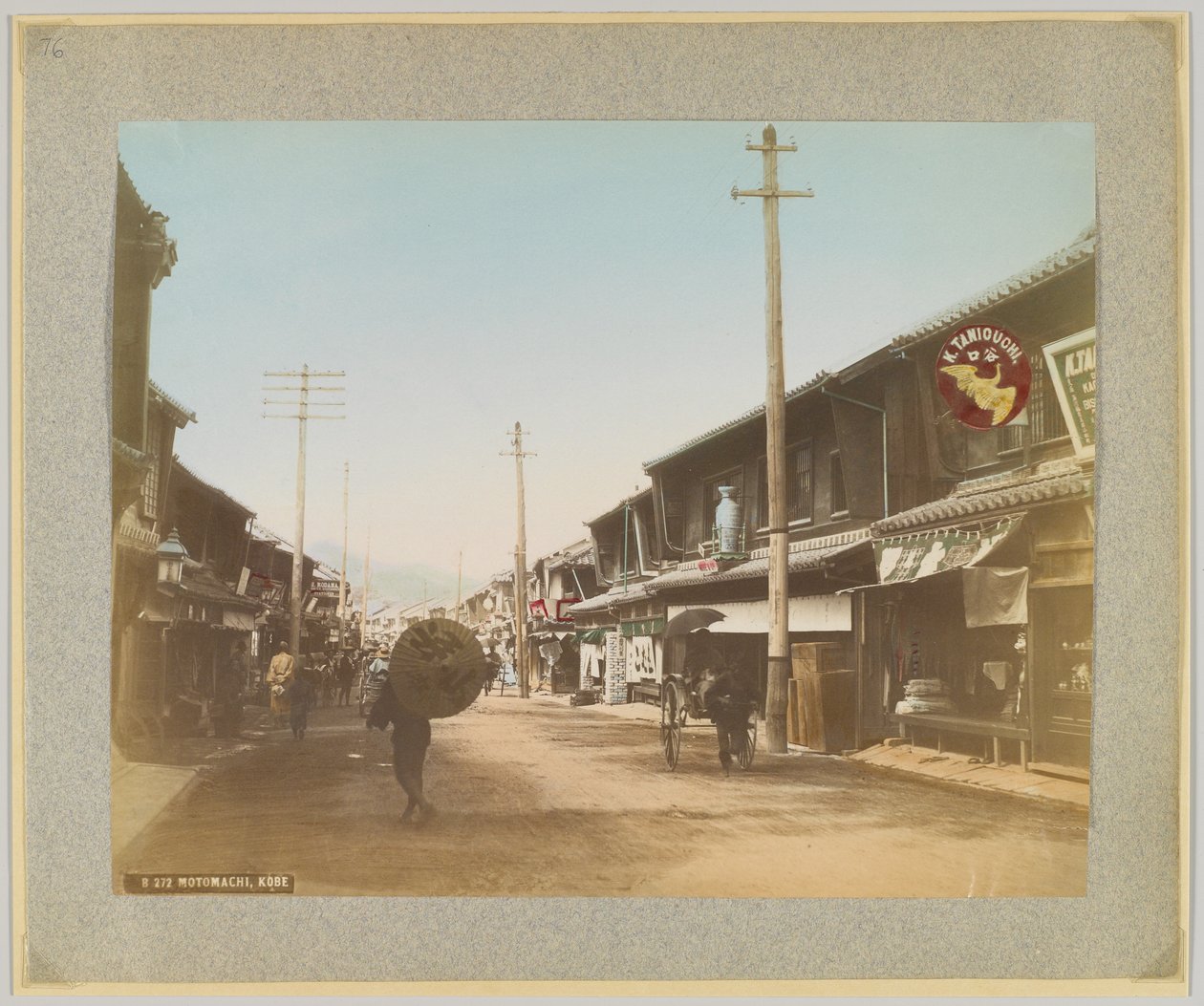 Motomachi, Kobe, Japan (håndfarvet sort/hvid foto) af Japanese Photographer
