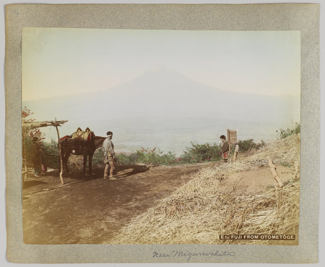Mount Fuji fra Otometoge, Japan (håndfarvet sort/hvid foto) af Japanese Photographer