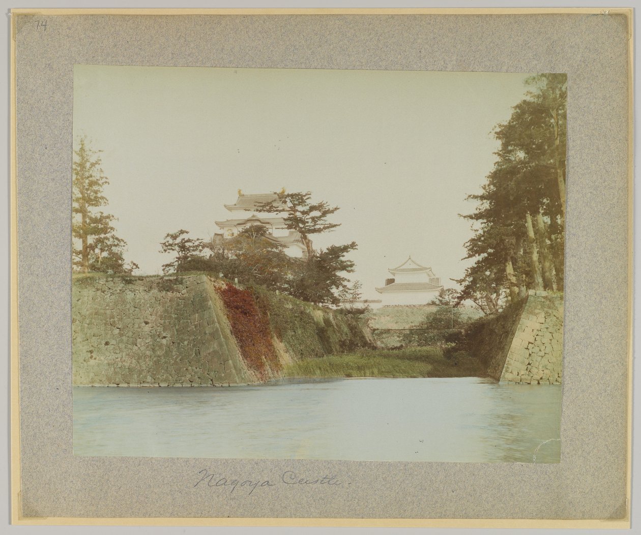 Nagoya Castle, Japan (håndfarvet sort/hvid foto) af Japanese Photographer
