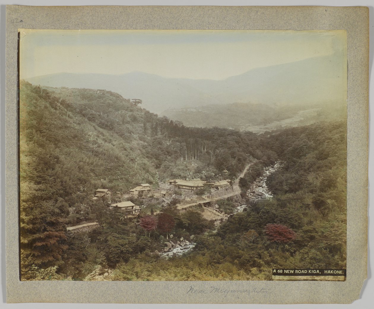 New Road, Kiga, nær Miyanoshita, Kanagawa Prefecture, Japan (håndfarvet sort/hvid foto) af Japanese Photographer