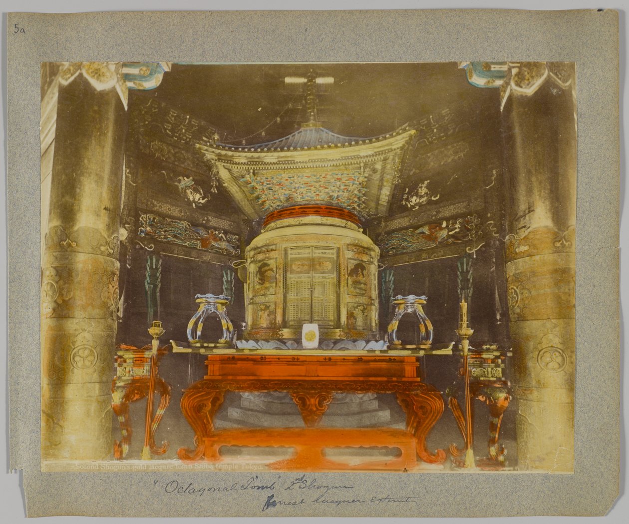 Octagonal Tomb of the 2nd Shogun, Shiba Park, Tokyo, Japan (håndfarvet sort/hvid foto) af Japanese Photographer
