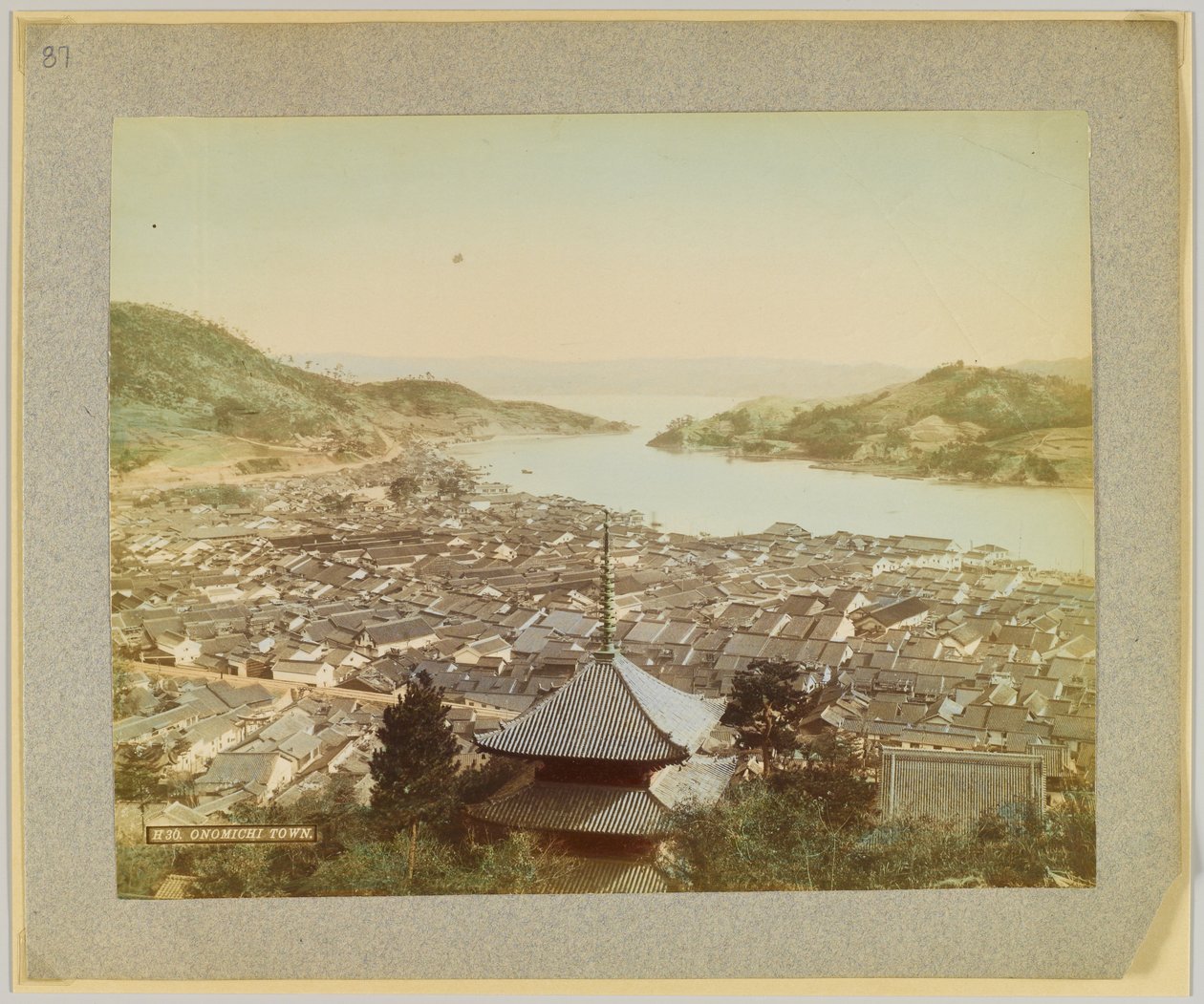 Onomichi Town, Japan (håndfarvet sort/hvid foto) af Japanese Photographer